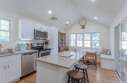 Lakeside House | Pro Designer Cottage, 4/10 Mile to New Circle Beach