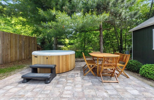 Lakeside House | Pro Designer Cottage, 4/10 Mile to New Circle Beach