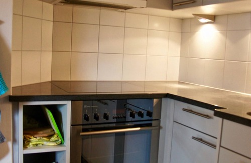 Ardez Apartment | Pro La Tour Pitschna: Modern 2.5-room flat in Ardez next to the historic residential tower from the 13th century.