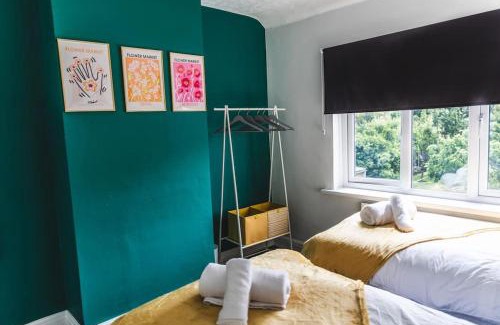 Wolverhampton Apartment | Probert- Perfectly Placed- Driveway - 3 bed