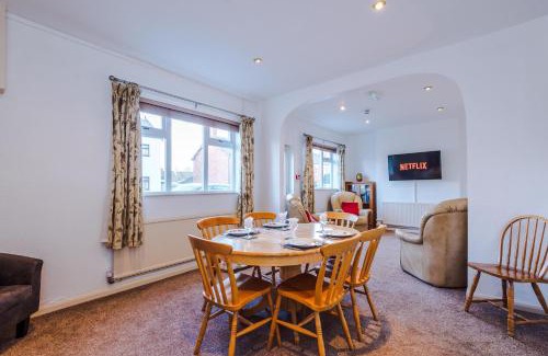 Barnetby House | Professional Contractor's Retreat, Superfast WIFI, FREE Van Parking CCTV
