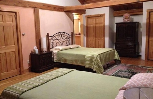 New Salem Cabin | Professional/family/pet-friendly; fiber-optics in the forest, minutes to highway
