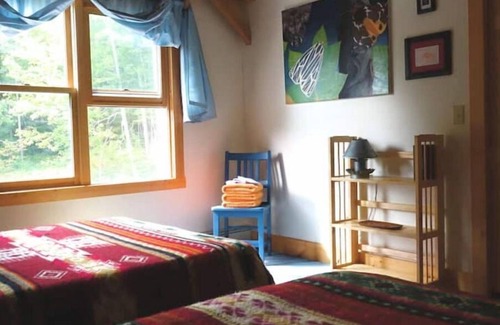 New Salem Cabin | Professional/family/pet-friendly; fiber-optics in the forest, minutes to highway