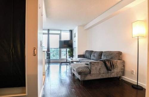 Toronto Entertainment District Apartment | Professional Suite in DT Toronto with Pool, Sauana, Gym