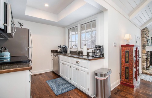 Benton Harbor Cottage | Professionally designed home on golf course w/golf course view, gas grill, patio