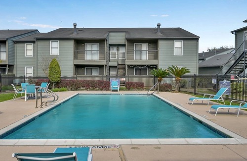 Webster Apartment | Professionally DecoratedlShared PoollFitness CenterlPrivate Balcony|Close to I-45|Onsite Laundry