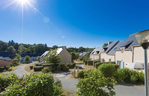 Le Tronchet House | Profitez des Vacances Relaxantes | Piscine + Sauna