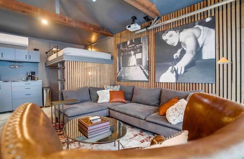 Hollywood Hills West House | Projector | Pool Table | 15min DT | Pets OK | BBQ