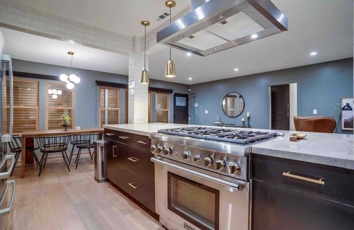 Hollywood Hills West House | Projector | Pool Table | 15min DT | Pets OK | BBQ