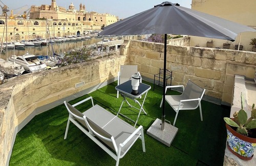 Cospicua House | Promenade home of character by Valletta ferry terminal. Local captivating tours