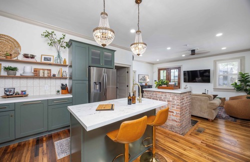 Columbus House | Promenade on Poplar- Brand New, Beautifully Decorated Cozy 2 Bedroom w/King Bed