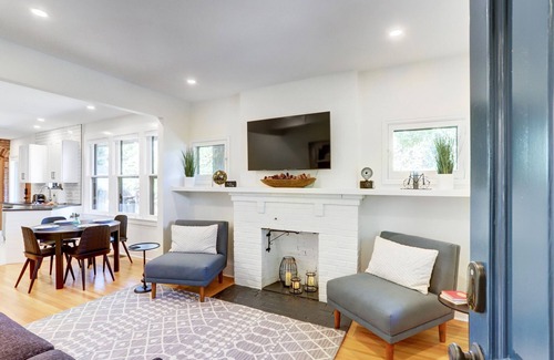 Mapleton Hill Condo | PROMO 10% MONTHLY DISCOUNTn 2 Bedroom & Office, walk to everything!