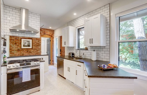Mapleton Hill Condo | PROMO 10% MONTHLY DISCOUNTn 2 Bedroom & Office, walk to everything!