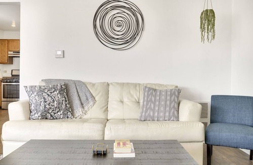 Lombard House | PROMO 10% MONTHLY DISCOUNT!nComfy Home w Access to Major Roads/Hwys, Huge Yard