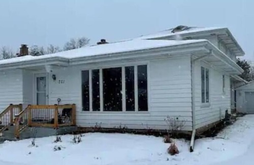 Fox Valley House | PROMO 10% WEEKLY AND 15% MONTHLY!nSpacious & Quaint Home Game Room LOTS of Beds!