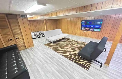 Fox Valley House | PROMO 10% WEEKLY AND 15% MONTHLY!nSpacious & Quaint Home Game Room LOTS of Beds!