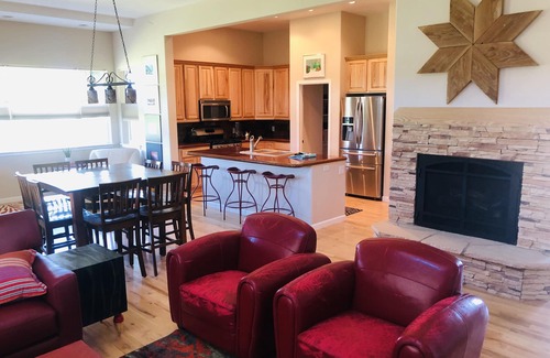 Lake Hatcher Park House | PROMO 15% WEEKLY /20% MONTHLYnModern Lakeview Retreat with Lots of Personality