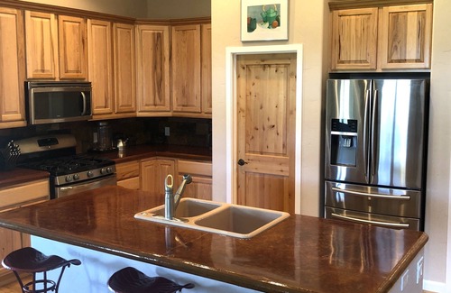 Lake Hatcher Park House | PROMO 15% WEEKLY /20% MONTHLYnModern Lakeview Retreat with Lots of Personality