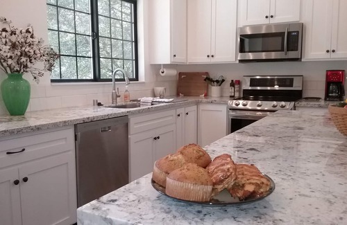 Nevada City House | PROMO 20% WEEKLY/35% MONTHLY DISCOUNTnCustom new cottage,secluded, with hot tub.