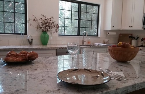 Nevada City House | PROMO 20% WEEKLY/35% MONTHLY DISCOUNTnCustom new cottage,secluded, with hot tub.
