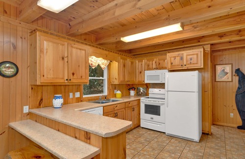 Maggie Valley Cabin | PROMO 5% WEEKLY 10% MONTHLY DISCOUNTnCREEK - DECKS - WOODS - HOT TUB - SECLUDED