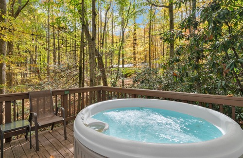 Maggie Valley Cabin | PROMO 5% WEEKLY 10% MONTHLY DISCOUNTnCREEK - DECKS - WOODS - HOT TUB - SECLUDED