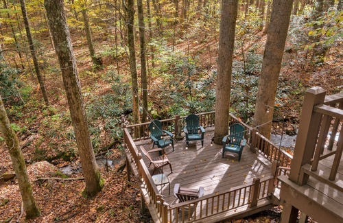 Maggie Valley Cabin | PROMO 5% WEEKLY 10% MONTHLY DISCOUNTnCREEK - DECKS - WOODS - HOT TUB - SECLUDED