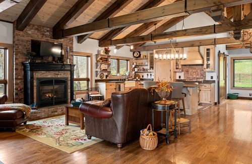 Clyde Cabin | PROMO 5% WEEKLY/15% MONTHLY DISCOUNTn Union Cross Between the Blue Ridge