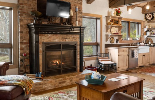 Clyde Cabin | PROMO 5% WEEKLY/15% MONTHLY DISCOUNTn Union Cross Between the Blue Ridge