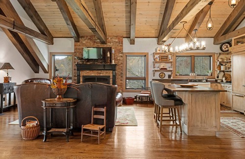 Clyde Cabin | PROMO 5% WEEKLY/15% MONTHLY DISCOUNTn Union Cross Between the Blue Ridge