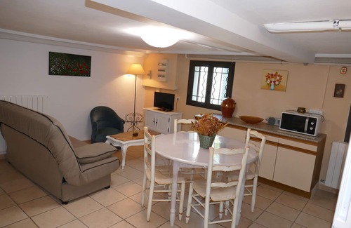 Le Pontet Apartment | PROMO Apartment P1 giving in a veranda