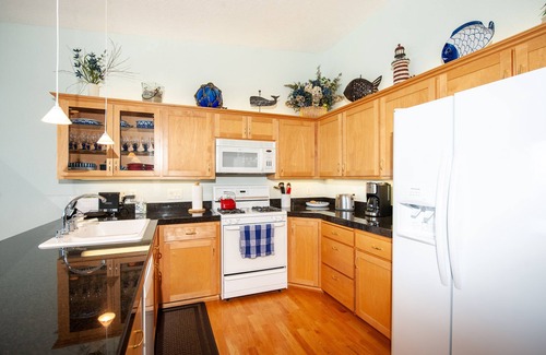 Depoe Bay Condo | Promo! Corner, Top Floor Oceanfront Condo-Hot Tub/Wifi/Indoor Pool/HDTV &More!