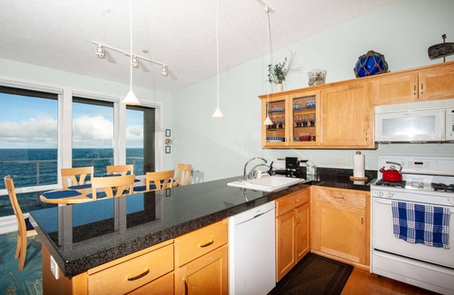 Depoe Bay Condo | Promo! Corner, Top Floor Oceanfront Condo-Hot Tub/Wifi/Indoor Pool/HDTV &More!