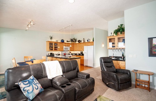 Depoe Bay Condo | Promo! Corner, Top Floor Oceanfront Condo-Hot Tub/Wifi/Indoor Pool/HDTV &More!