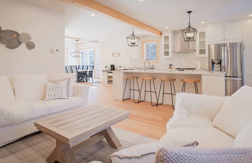 La Conception Ski Chalet | Promo Summer ! Spa trails Beach Mont-Tremblant !