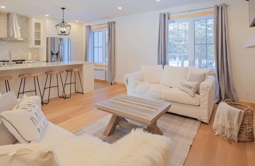 La Conception Ski Chalet | Promo Summer ! Spa trails Beach Mont-Tremblant !