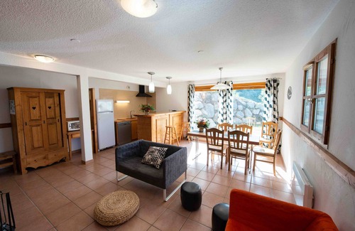 Oz Ski Chalet | Properties 3 bedrooms incl Bathrooms (3), 6 to 9 beds