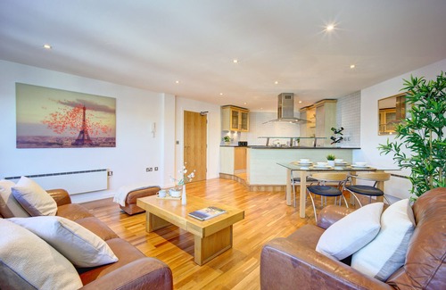 Newcastle-upon-Tyne Apartment | Properties Unique/ Atico