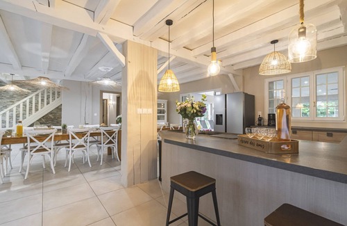 Bouleurs House | Property with indoor pool 15min DISNEYLAND