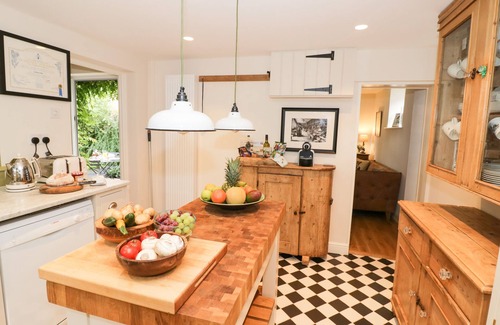 Little Malvern Cottage | PROSPECT COTTAGE, pet friendly, with open fire in Great Malvern