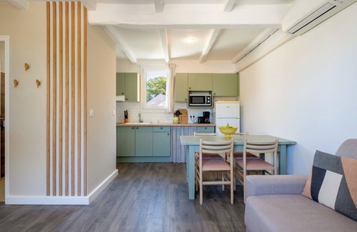 La Roque-sur-Pernes Condo | Provencal country house T2 in a tourist residence