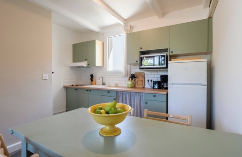La Roque-sur-Pernes Condo | Provencal country house T2 in a tourist residence