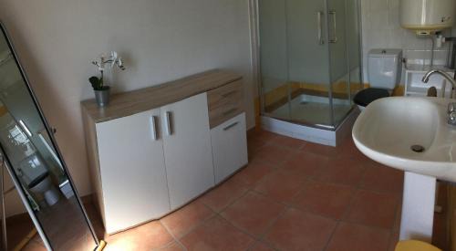 Bedarrides Villa | Provencal part with private pool, near Avignon, 6 sleeps.