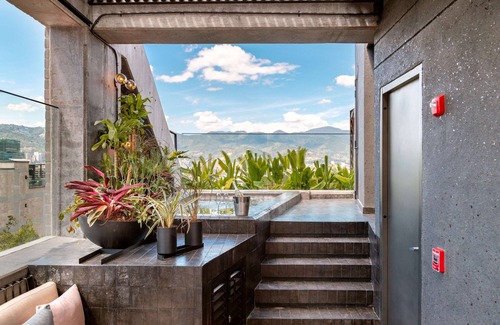 Lalinde Apartment | Provenza Penthouse Jacuzzi AC Steam Shower