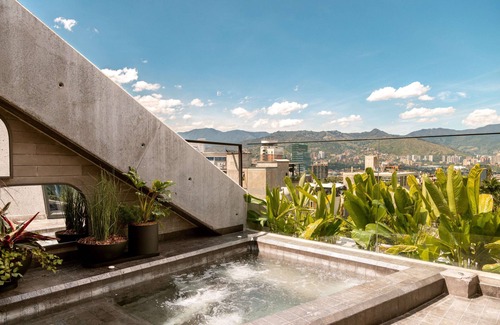 Lalinde Apartment | Provenza Penthouse Jacuzzi AC Steam Shower
