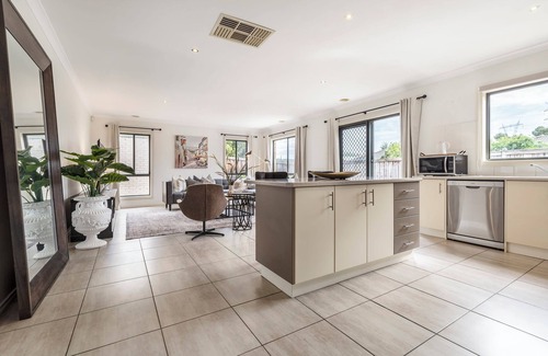 South Morang House | Provincial 4BR Family Retreat Near Train & Shops
