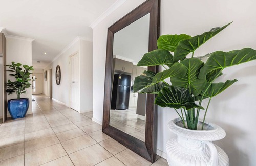South Morang House | Provincial 4BR Family Retreat Near Train & Shops