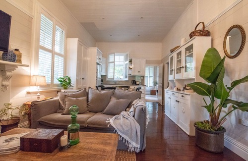 Narrandera House | Provincial luxury in your own private, family and pet-friendly home