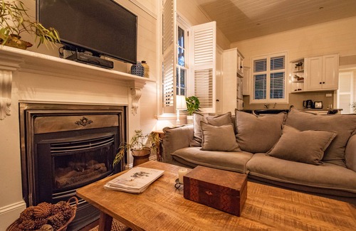 Narrandera House | Provincial luxury in your own private, family and pet-friendly home