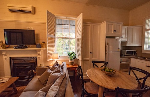 Narrandera House | Provincial luxury in your own private, family and pet-friendly home